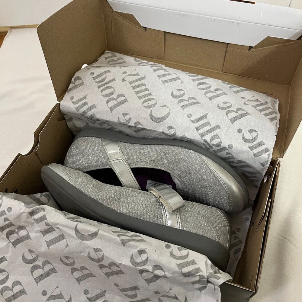 💕Host pick💕 | Hush Puppies | Girls Youths Sport Sneaker Silver | Size 5.5 - Picture 5 of 7